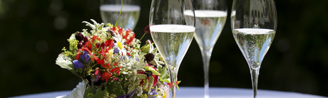 Champagner und Blumen auf einem Tisch