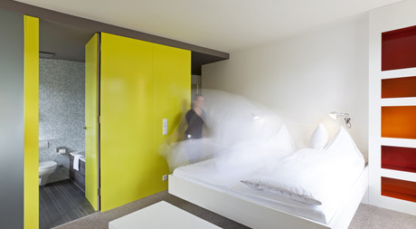 Modernes, hell eingerichtetes Zimmer im Hotel Castell in St. Moritz