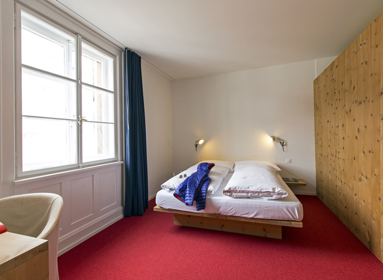 Zimmer mit Wandpanelen des Hotel Castell im Engadin