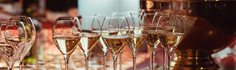Gläser mit Champagner auf einem Tisch