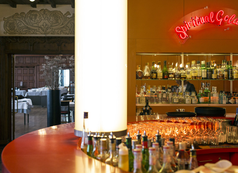 Der Tresen der roten Bar im Hotel Castell in St. Moritz