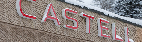 Vereister Schriftzug des Hotel Castell in St. Moritz