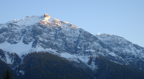 Verschneite Bergspitzen beim Hotel Castell in St. Moritz