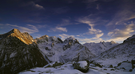 Bergwelt nahe des Schweizer Nationalparks bei Sonnenaufgang