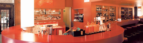 Die Theke der roten Bar im Hotel Castell in St. Moritz