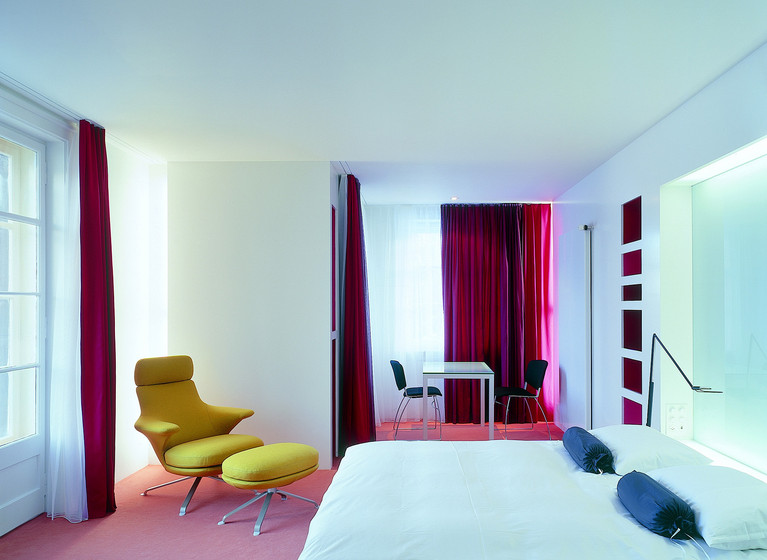 Gelber Designstuhl im Zimmer des Hotel Castell in St. Moritz