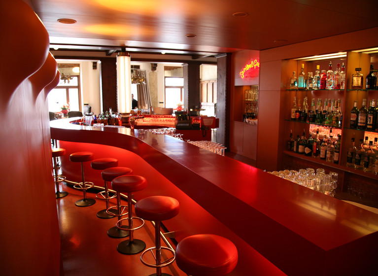 Die Theke der roten Bar im Hotel Castell in St. Moritz
