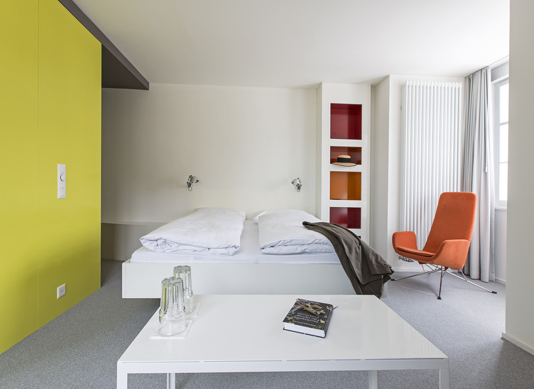 Helles Zimmer mit Doppelbett im Hotel Castell in St. Moritz